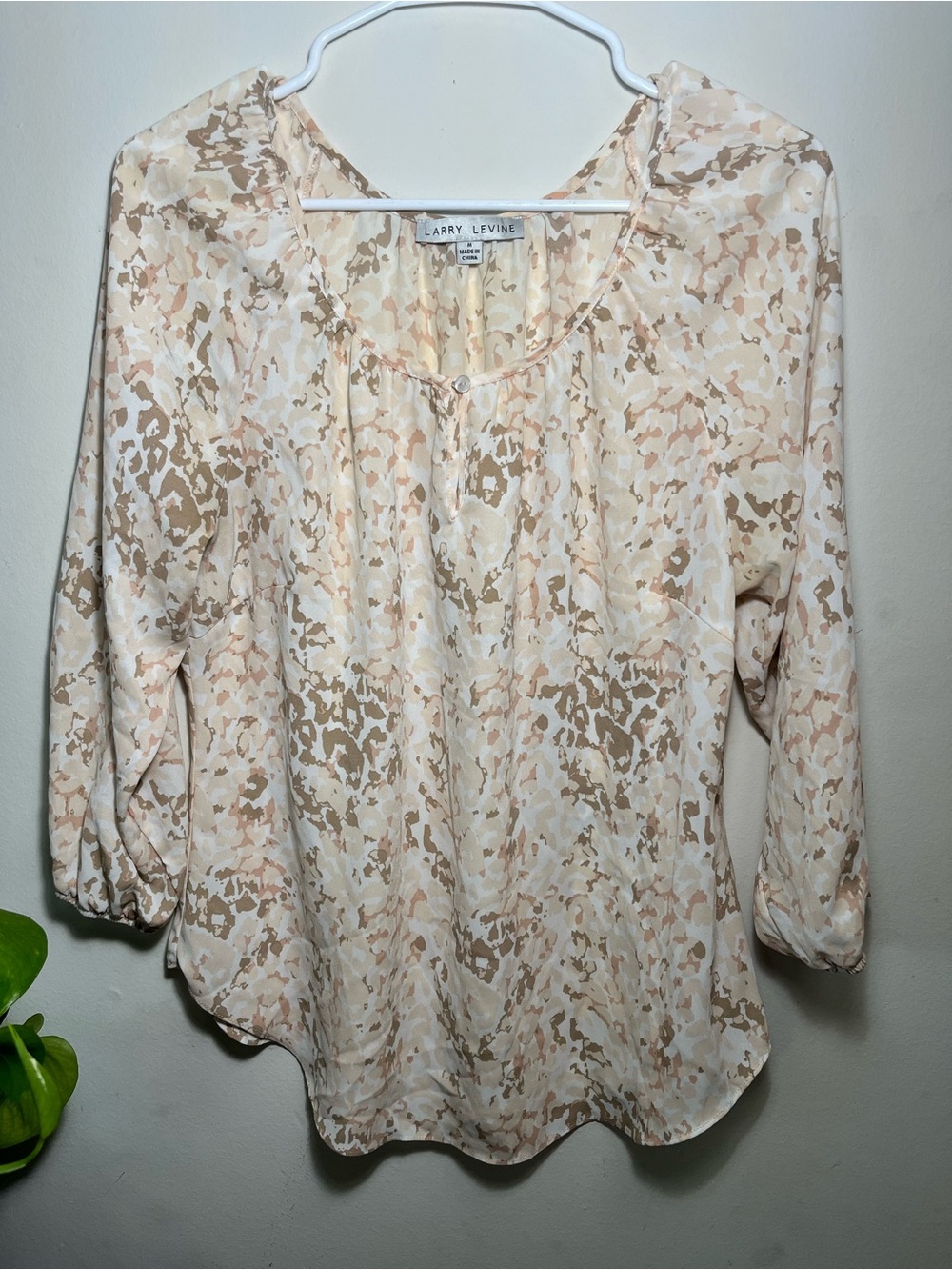 Larry Levine Neutral Print Peasant Blouse in Cream and Tan